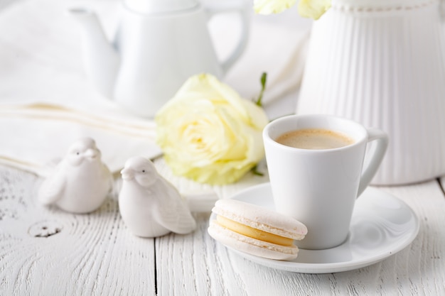 Eine Tasse Kaffee und Keramikvögel