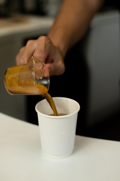 Eine Tasse Kaffee wird in eine Tasse gegossen.