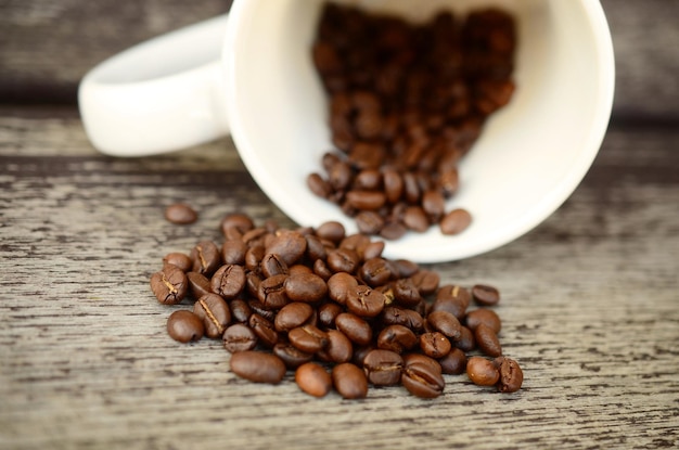 Eine Tasse Kaffee wird in eine weiße Kaffeetasse gegossen.