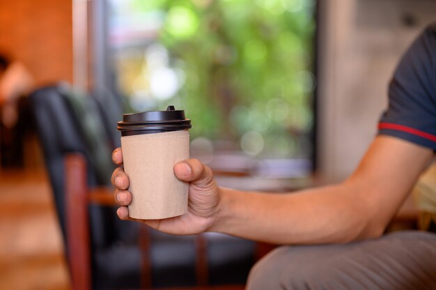 Eine Tasse Kaffee zum Mitnehmen.