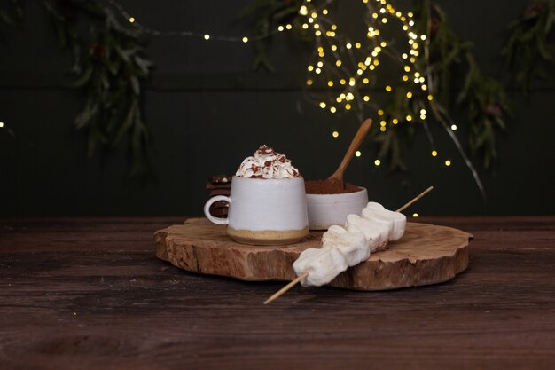 Eine Tasse Kakao und Sahne mit Bokeh im Hintergrund