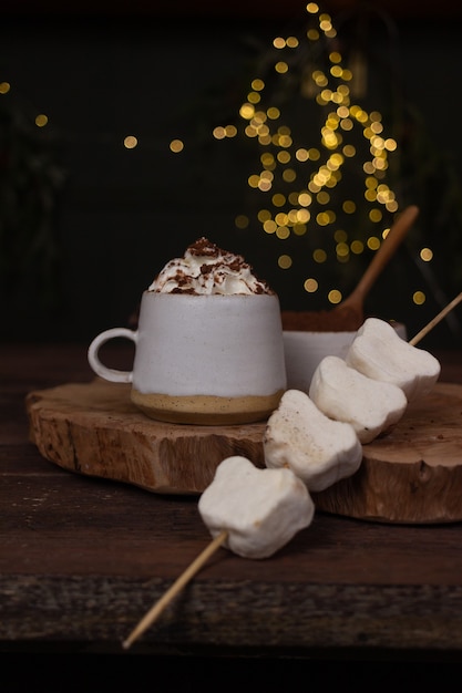 Eine Tasse Kakao und Sahne mit Bokeh im Hintergrund