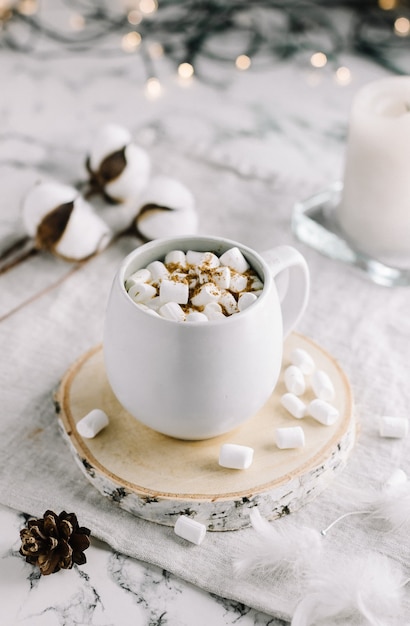 Eine Tasse köstlichen Kakao mit Marshmallows