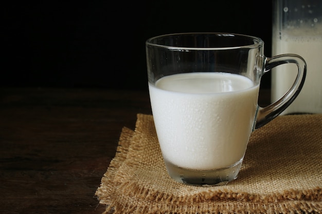 Eine Tasse Milch auf dem Tisch.