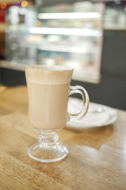 Eine Tasse späten Kaffee am Cafétisch