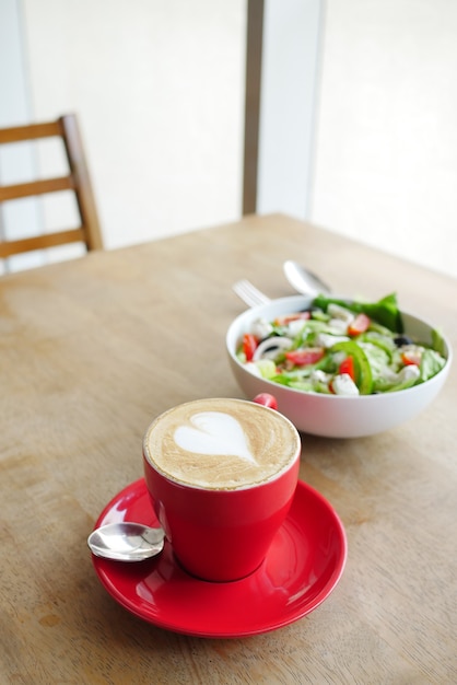 Eine Tasse späten Kaffee mit Blumenform-Design oben im Café