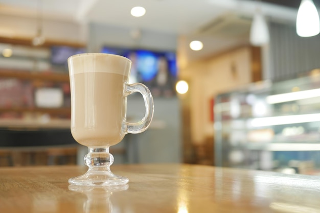 Eine Tasse Spätkaffee mit unscharfem Café-Hintergrund