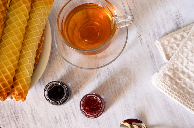 eine Tasse Tee auf hellem Hintergrund mit Kondensmilchwaffeln