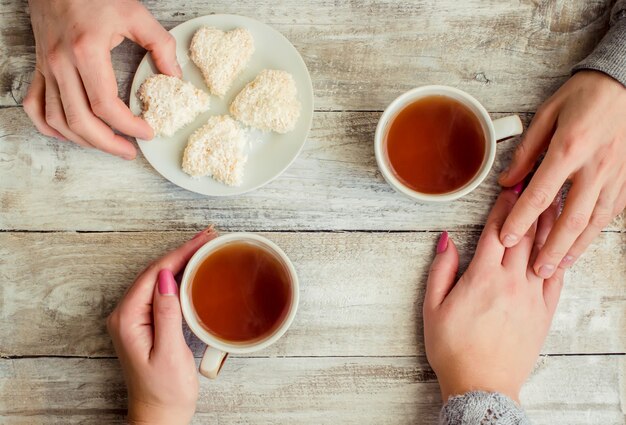 Eine Tasse Tee in den Händen. Selektiver Fokus