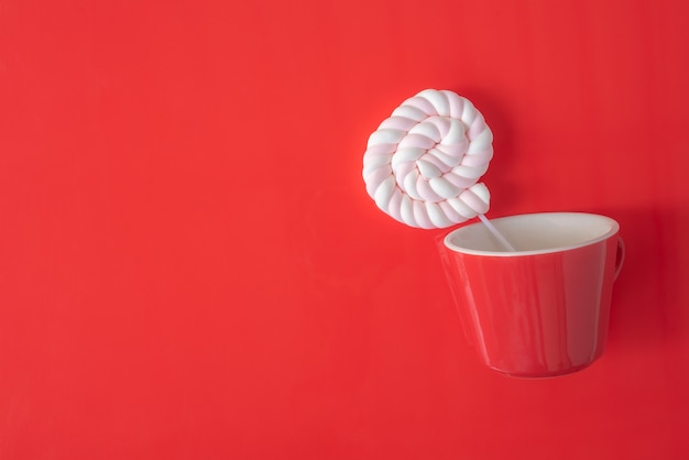 Eine Tasse Tee oder Kaffee Valentinstag Dessert ist ein herzförmiger roter Hintergrund Valentinstag Promi