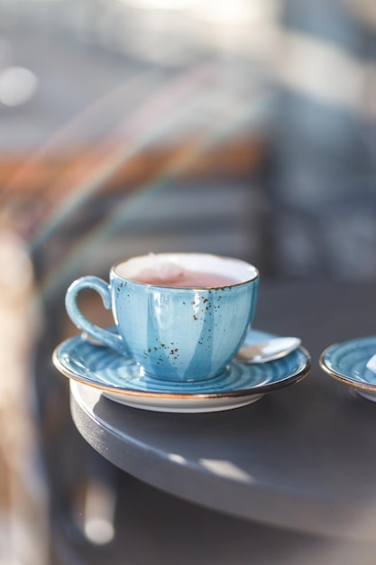 Eine Tasse Tee steht auf einem Holztisch, die Tasse ist mit Tee gefüllt Herbstthema Holzhintergrund KOPIERRAUM