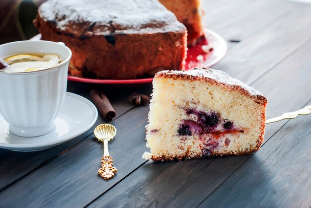 Eine Tasse Tee und eine Obsttorte