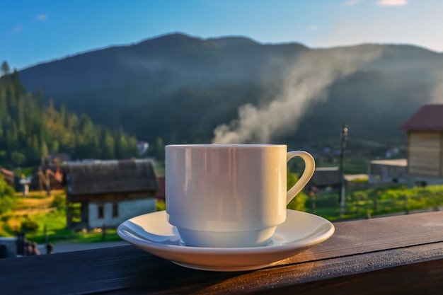 Eine Tasse Tee und Kaffee auf der Veranda des Hotelbalkons