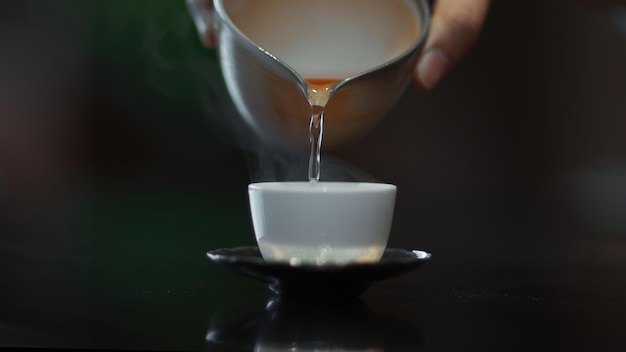 Eine Tasse Tee wird in eine Tasse gegossen.