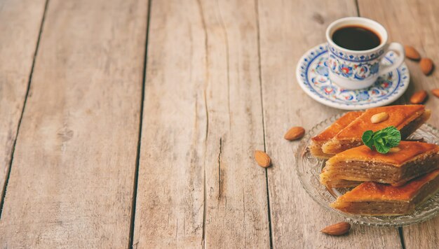 Eine Tasse türkischen Kaffee und Baklava. Selektiver Fokus.