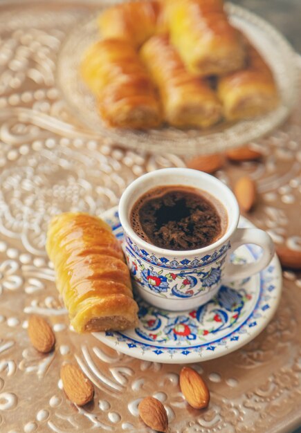 Eine Tasse türkischen Kaffee und Baklava.