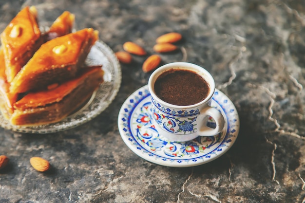 Eine Tasse türkischen Kaffee und Baklava.