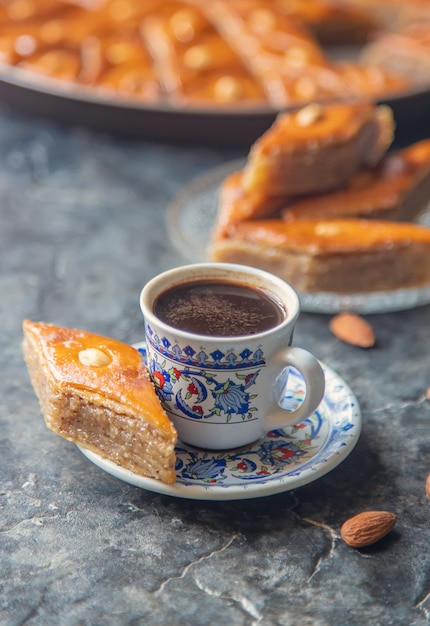 Eine Tasse türkischen Kaffee und Baklava.