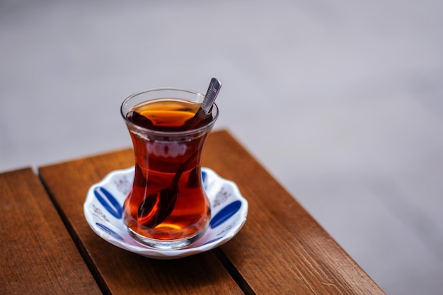 Foto eine tasse türkischen tee vor dem hintergrund konzept eines türkischen heißgetränks