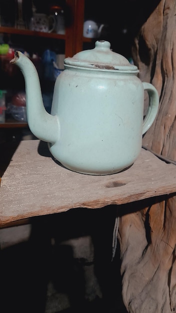 eine Teekanne, die auf einem Regal hängt