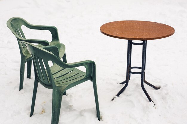 Eine Terrasse mit Schnee