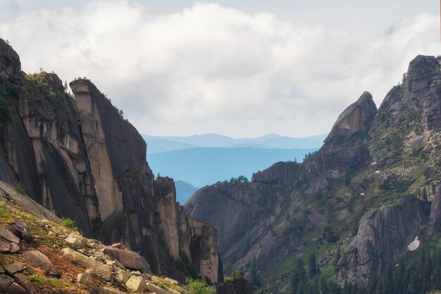 Foto eine tiefe schlucht mit scharfen felsen