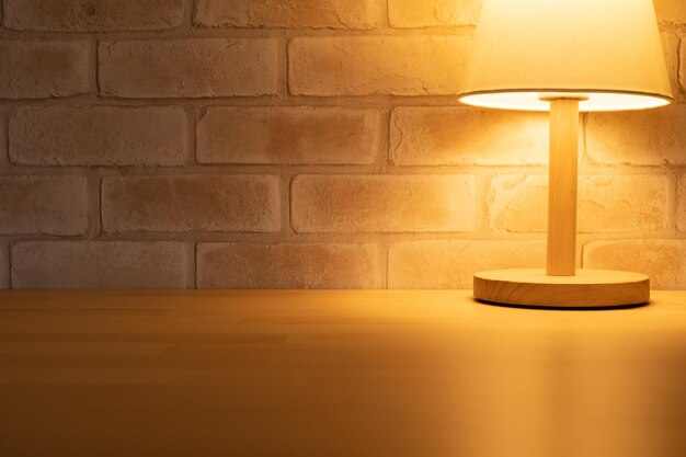 Eine Tischlampe auf dem Holztisch.