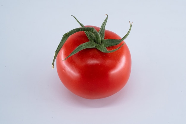 Eine Tomate auf einem Weiß