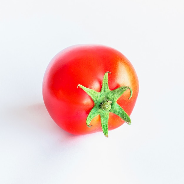 Foto eine tomate getrennt auf weißem hintergrund