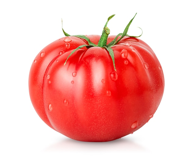 Eine Tomate mit Wassertropfen auf einem weißen, isolierten Hintergrund