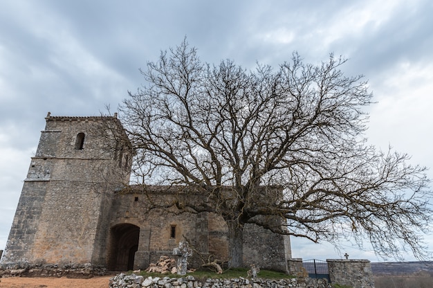 Eine Tour durch die Provinz Burgos, Spanien, mit ihren Wasserfällen, Burgen, Bergen ...