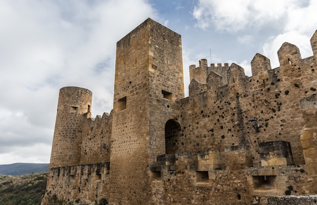 Eine Tour durch die Provinz Burgos, Spanien, mit ihren Wasserfällen, Burgen, Bergen ...