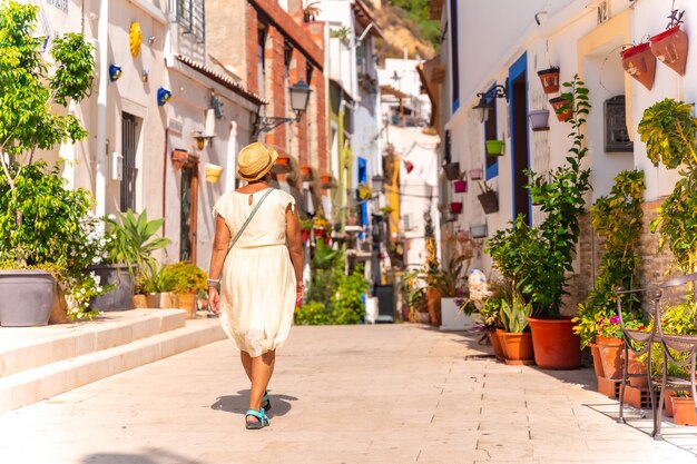 Eine Touristenfrau, die das Viertel Santa Cruz im Mittelmeerraum von Alicante besucht, beherbergt Valencia