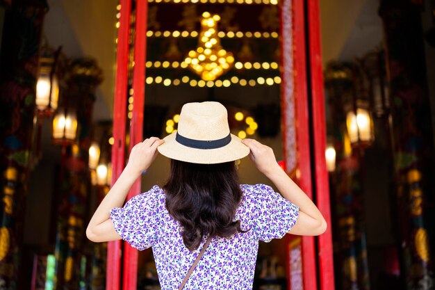 Eine Touristin besichtigt einen chinesischen Tempel in Bangkok