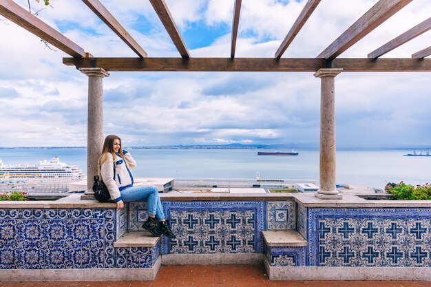 Foto eine touristin sitzt mit geschlossenen augen auf einem panoramaplatz