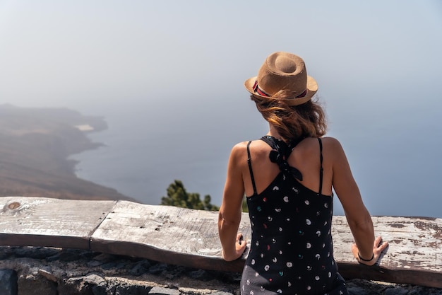 Eine touristische Frau am Aussichtspunkt El Julan auf den Kanarischen Inseln El Hierro