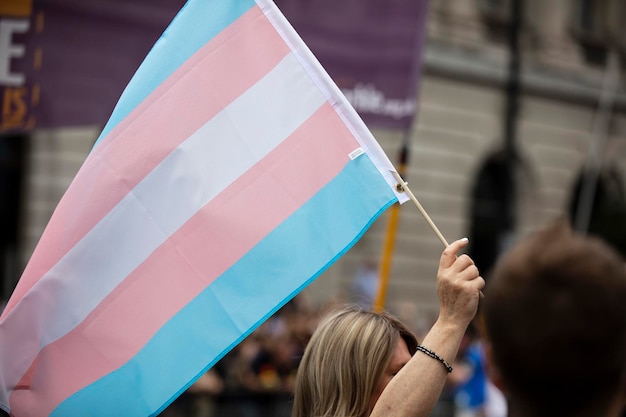 Foto eine transgender-flagge wird beim lgbt-gay-pride-marsch geschwenkt