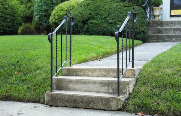 Eine Treppe mit Handlauf und Metallgeländer.