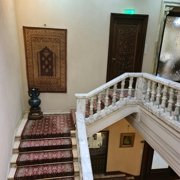 Eine Treppe mit Marmorgeländer und Teppichboden