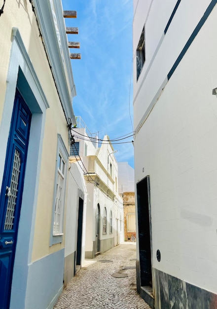 Eine typische Straße in Olhao, einer Stadt in der Region Algarve, Portugal
