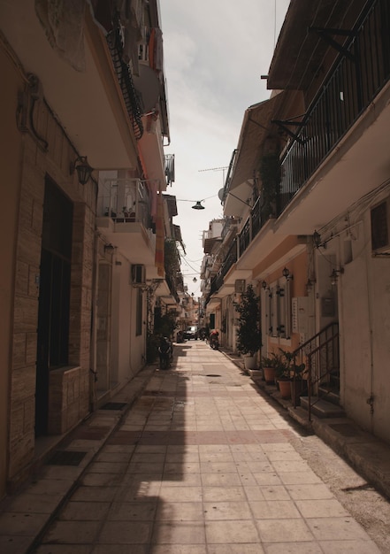 Eine typische Straße in Zante Town auf der griechischen Insel Zakynthos