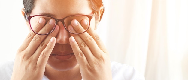 Foto eine überanstrengung der augen kann durch eine krankheit verursacht werden, die nicht auf eine grunderkrankung zurückzuführen ist, z. b. durch reiben der augen oder längeres betrachten von bildschirmen. brillenträger mit falschen sehwerten