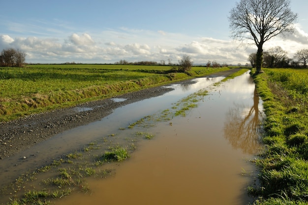 Eine überflutete Landstraße in der Bretagne