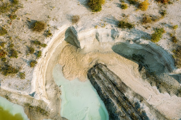 Eine überflutete Sandgrube, schöne Flusskrümmungen zwischen sandigen Klippen.