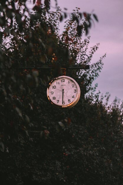 eine Uhr, die die Zeit auf 11 15 zeigt