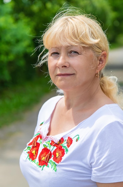 Eine ukrainische Frau in einem bestickten Hemd Selektiver Fokus