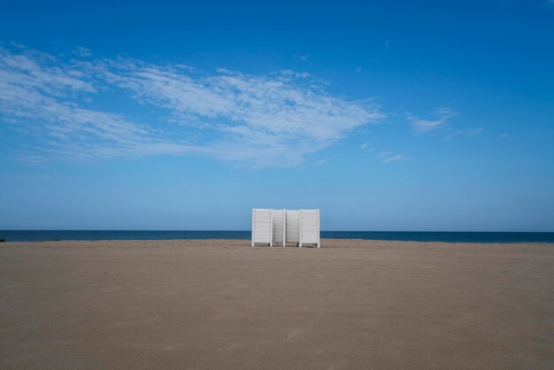 Eine Umkleidekabine an einem verlassenen Strand an der Ostseeküste der Region Yantarny Kaliningrad, Russland