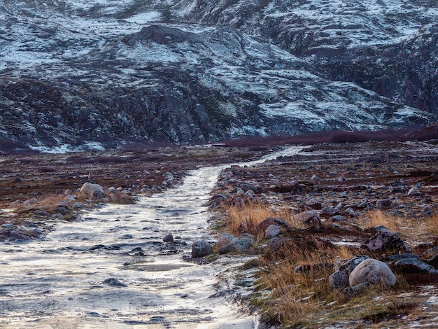 Eine unpassierbare vereiste Straße durch die Wintertundra.