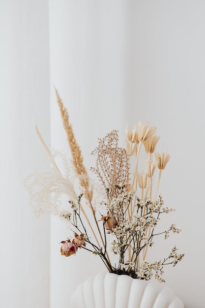 eine Vase mit Blumen und dem Wort „Wild“ darauf