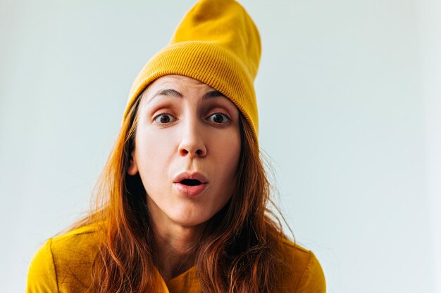 Foto eine verängstigte junge frau, die in die kamera schaut negative gesichtsemotionen auf dem besorgten weiblichen hipstergesicht